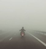 Cesta mlhou bývá často nebezpečná.